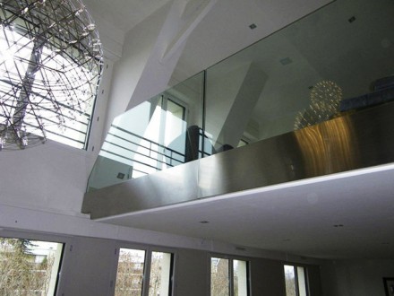Скляні перильні огорожі для балконів, сходів та терас: поєднання елегантності, б. . фото 2