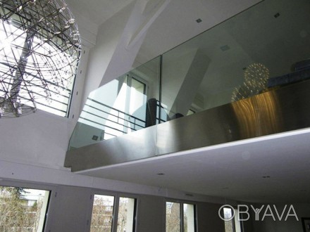 Скляні перильні огорожі для балконів, сходів та терас: поєднання елегантності, б. . фото 1