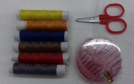 Маленький швейний набір:
нитки 6 кольорів
ножиці
набір голок
 На сьогоднішній де. . фото 3