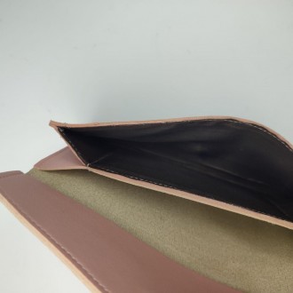 Данный женский классический кошелек выполнен из экокожи и доступен в двух цветах. . фото 5