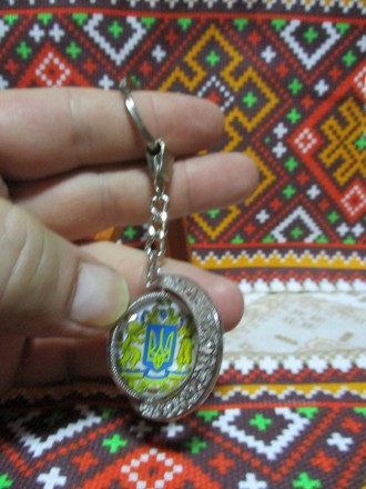 Дуже гарний та стильний брелок "Україна Тризуб".
Малюнок однаковий з . . фото 6
