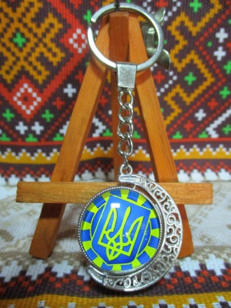 Дуже гарний та стильний брелок "Україна Тризуб".
Малюнок однаковий з . . фото 2