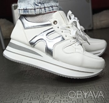 Женские белые кроссовки с высокой подошвой со шнуровкой.
Р.38
Размер в размер
38. . фото 1