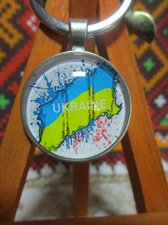 Дуже гарний та стильний брелок "Україна".
Малюнок з однієї сторони.
. . фото 3