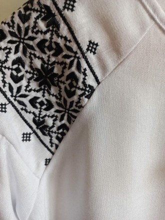 Лляна вишиванка для дівчинки біла з чорним орнаментом.
Вишиванка білого кольору . . фото 11