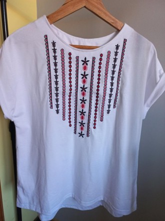 Біла якісна футболка вишиванка з чорно- червоним орнаментом.
Легка та приємна на. . фото 3
