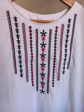 Біла якісна футболка вишиванка з чорно- червоним орнаментом.
Легка та приємна на. . фото 4