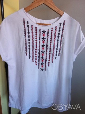 Біла якісна футболка вишиванка з чорно- червоним орнаментом.
Легка та приємна на. . фото 1