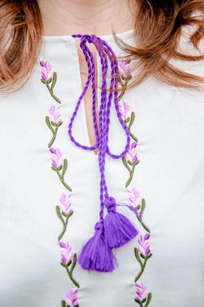 Лляна молочна жіноча вишиванка з неймовірною лавандово-лілово- бузковою вишивкою. . фото 7