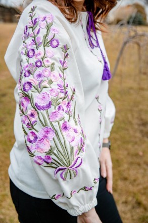 Лляна молочна жіноча вишиванка з неймовірною лавандово-лілово- бузковою вишивкою. . фото 4