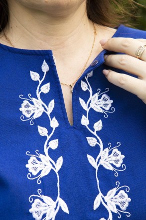 
	
	Жіноча лляна вишиванка синього кольору з білим орнаментом.
	Синій — Цей колі. . фото 4