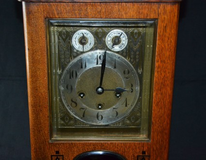 Настольные (кабинетные) часы известнейшей немецкой фирмы Junghans.
Год выпуска . . фото 3
