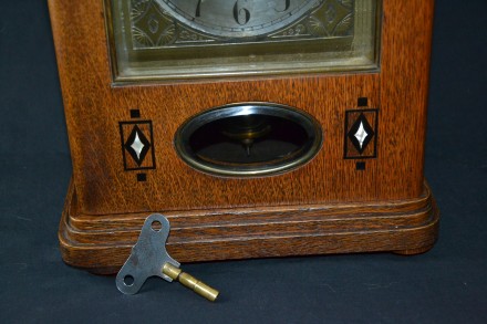 Настольные (кабинетные) часы известнейшей немецкой фирмы Junghans.
Год выпуска . . фото 4
