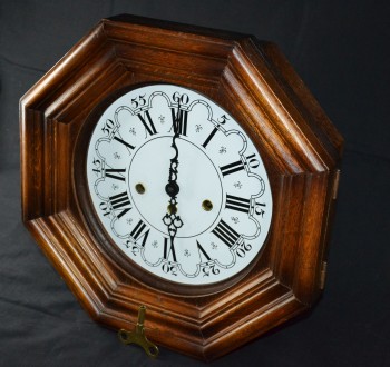Часы изготовлены в 1960-х годах , изготовлены из качественного дерева.
Отбивают. . фото 3