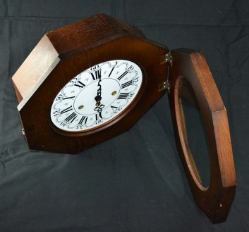 Часы изготовлены в 1960-х годах , изготовлены из качественного дерева.
Отбивают. . фото 4