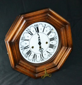 Часы изготовлены в 1960-х годах , изготовлены из качественного дерева.
Отбивают. . фото 2