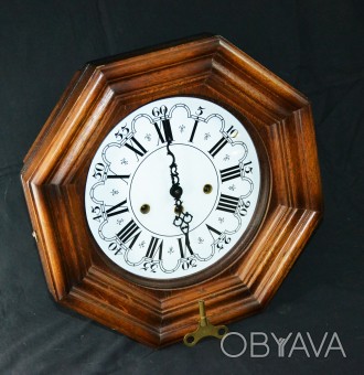 Часы изготовлены в 1960-х годах , изготовлены из качественного дерева.
Отбивают. . фото 1