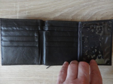 Кожаный мужской кошелек

13,5 Х 10,5 см.. . фото 4