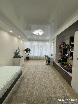 В продаже просторная двухкомнатная квартира с качественным ремонтом, мебелью и т. Киевский. фото 2