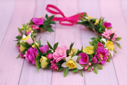 Весняний віночок виконаний у яскравих кольорах: жовтому, рожевому та малиновому.. . фото 4