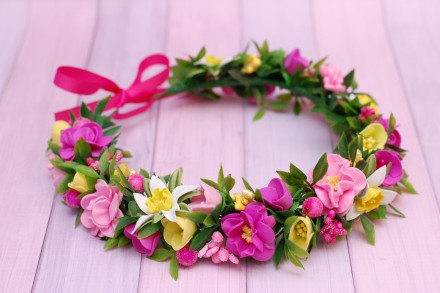 Весняний віночок виконаний у яскравих кольорах: жовтому, рожевому та малиновому.. . фото 2