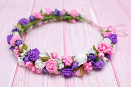 Вінок з квітами виконаний у поєднанні білого, рожевого та фіолетового кольору. П. . фото 3