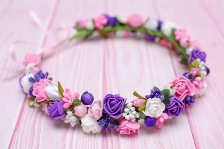 Вінок з квітами виконаний у поєднанні білого, рожевого та фіолетового кольору. П. . фото 2