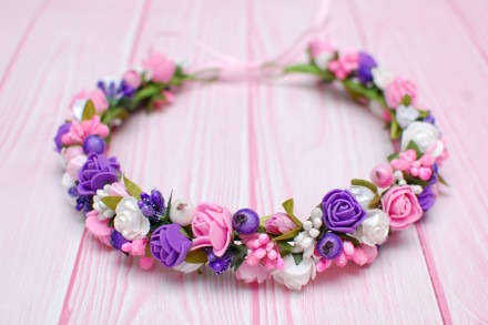 Вінок з квітами виконаний у поєднанні білого, рожевого та фіолетового кольору. П. . фото 4