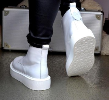 
Женские Ботинки белые кожаные деми с молнией спереди
р.36,37,38,39,40
Маломерят. . фото 6