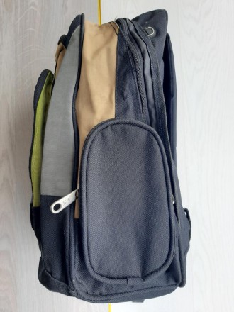 Крепкий мужской рюкзак (серый)

Практичный, очень крепкая ткань

Размер 41 Х. . фото 4