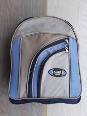 Крепкий городской рюкзак (серо-голубой)

Практичный, очень крепкая ткань
Разм. . фото 2