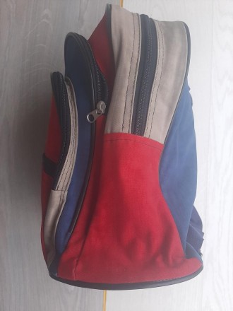 Детский небольшой рюкзачок (красный)

Практичный, плотная ткань
Размер 31 Х 2. . фото 4