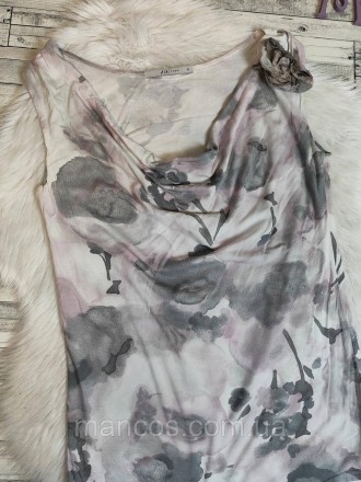 Женская летняя блуза серо-розового цвета с цветочным принтом трикотаж 
Состояние. . фото 3