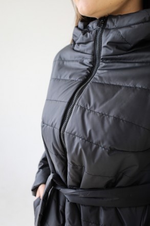 Стильное стеганое пальто с поясом в комплекте. Модель представлена дизайнерами D. . фото 2