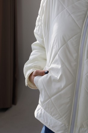 Стильная куртка бежевого цвета на молнии . Модель представлена свободного силуэт. . фото 3