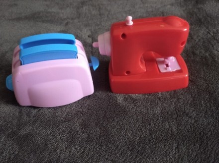 Набор маленькой игрушечной техники, тостер и швейная машинк, в кукольный домик.
. . фото 4