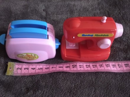 Набор маленькой игрушечной техники, тостер и швейная машинк, в кукольный домик.
. . фото 3