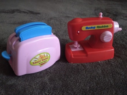 Набор маленькой игрушечной техники, тостер и швейная машинк, в кукольный домик.
. . фото 5