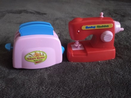 Набор маленькой игрушечной техники, тостер и швейная машинк, в кукольный домик.
. . фото 2