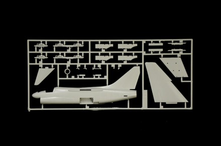 Збірна модель штурмовика A-7E CORSAIR II 1:72 LTV A-7 Corsair II був розроблений. . фото 3