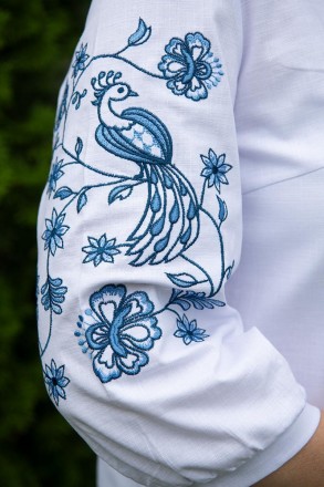 
	
	Лляна жіноча вишиванка біла блуза із синім орнаментом.
	На сьогодні вишиванк. . фото 2