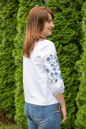 
	
	Лляна жіноча вишиванка біла блуза із синім орнаментом.
	На сьогодні вишиванк. . фото 6