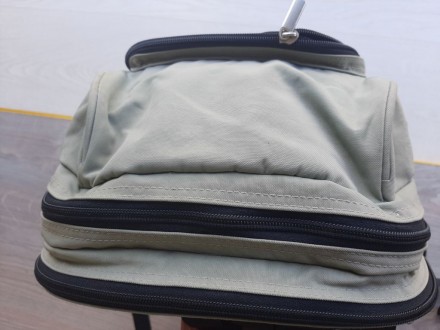 Прочный подростковый рюкзак (серый)

Плотная, практичная ткань
Плотная спинка. . фото 4