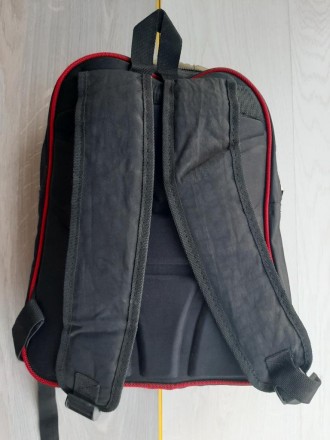 Крепкий подростковый рюкзак (черный)

Практичный, очень крепкая ткань
Размер . . фото 3