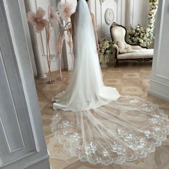 Эмиратская дизайнерская свадебная фата с вышивкой внизу.
 
Фата пошита из мягкой. . фото 9