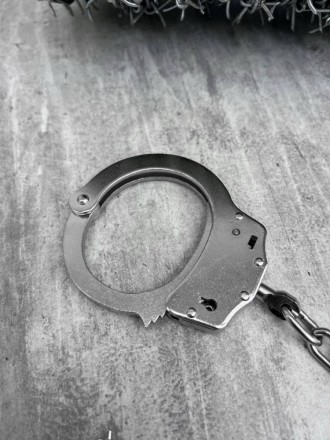 
 
 Міцні наручники, виготовлені із загартованої сталі К-70 сріблястого кольору.. . фото 3