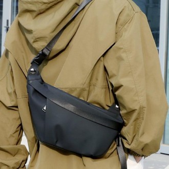 
	Вместительная сумка слинг Confident ATN02-M2A пошита из черной ткани.
Размеры . . фото 9