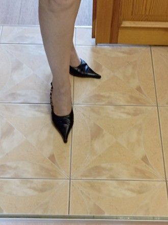Туфли женские нат кожа. на шпильке сбоку украшение в виде цепочки внутри еще кам. . фото 12