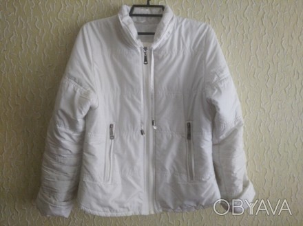 Белая женская короткая легенькая курточка на худеньких или девочке подростку