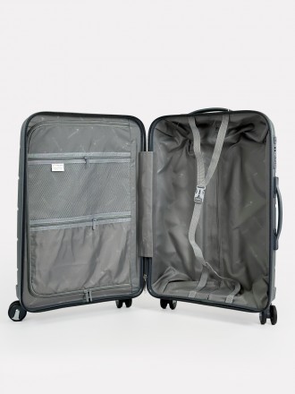 Комплект пластиковых чемоданов 4-х колесных Three Birds из полипропилена с кодов. . фото 11